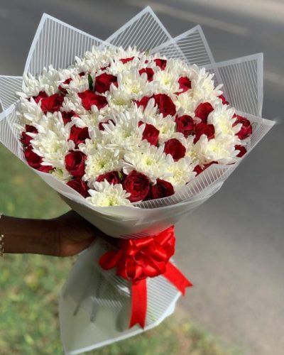 red and white flower bouquet Nairobi,graduation flowers Kenya,patriotic floral gift Nairobi,roses and chrysanthemums combo,congratulations bouquet delivery